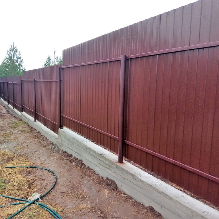 построить забор дома из профнастила стенового