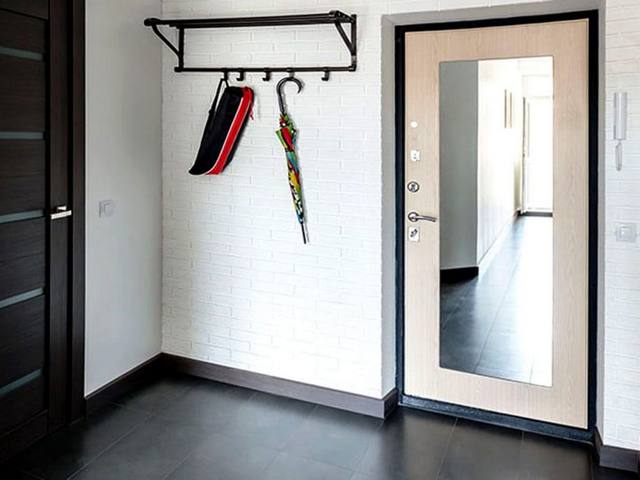 Зеркальная дверь с подсветкой